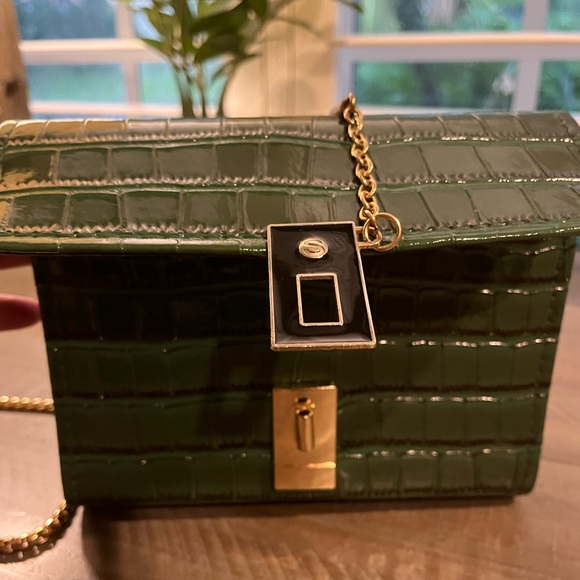 Emerald Green Crocodile-Embossed Shoulder/Crossbody Bag w/ Gold Serpentine Chain - Picture 7 of 13